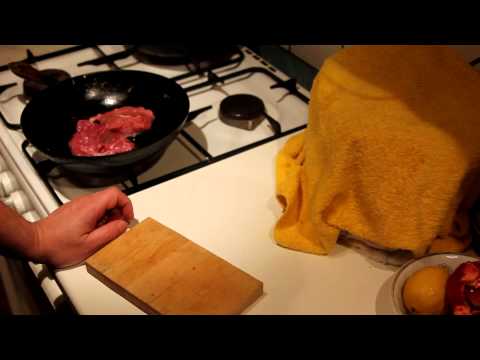 Видео: Как поджарить кусок мяса