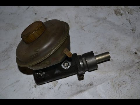 Видео: Ауди 80 главный тормозной цилиндр.