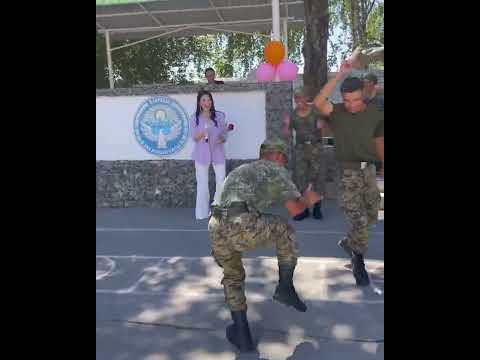 Видео: Мындай бийлеген солдатты көрө элексиз 😅😍🤗