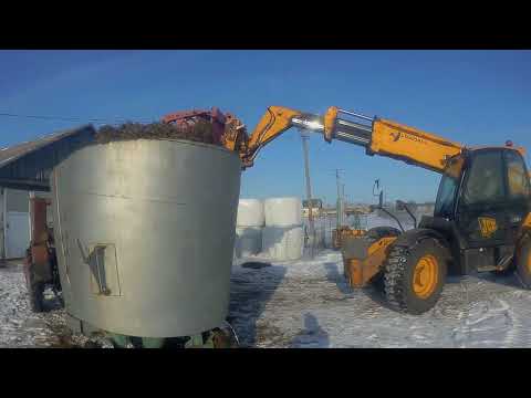 Видео: Открываем сенаж плюс самодельный смеситель.