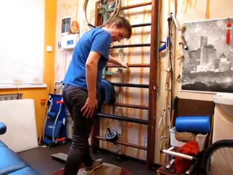 Видео: Переразгибание в колене парализованной ноги при ходьбе / The hyperextension at the knee