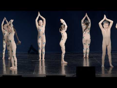 Видео: "С широко закрытыми". Современный танец. Возраст 7-8.