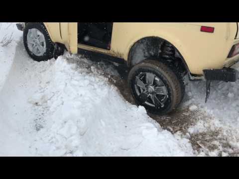 Видео: Нива niva по мокрому снегу ,не хватает самоблоки.  ВРР.12 января 2017 г.