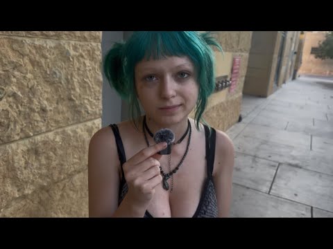 Видео: 16-летняя девочка, живущая на улице (бездомная)