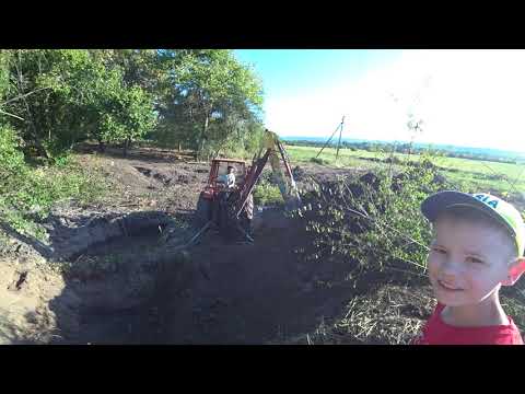 Видео: Копаем пруд с помощью ЮМЗ .