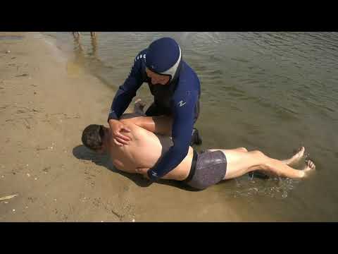 Видео: Спасение утопающего без подручных средств Учебный фильм