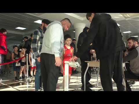 Видео: Взвешивание борцов на турнире Kingdom-7 в Грозном.