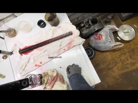 Видео: Замена масла, сальников в вилке Kawasaki Vulcan 1500