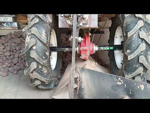 Видео: Как распахать картофель плугом.