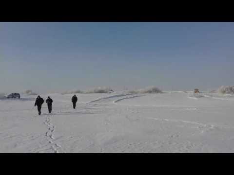Видео: Кировец пробивает дорогу через реку Ишим.