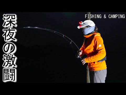 Видео: Напряженный! ! Ожесточённая битва с неожиданной крупной рыбой поздно ночью в рыбацком порту! !