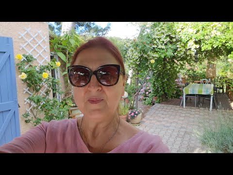 Видео: Испечём пирожок,нарежем букетик бессмертника, выкрашеное платье и т д...