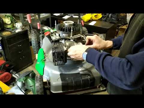 Видео: Регулировка клапанов на газонлкосилке.