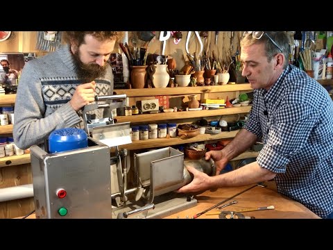 Видео: 🍯 Глиномялка Ёжик 2: Распаковка, обзор, переминка Глины Олег Иваненко Волшебство керамики