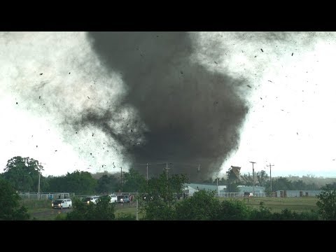 Видео: Внутри Торнадо... Удивительные кадры торнадо!