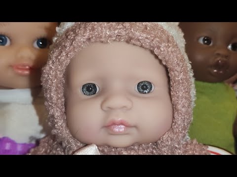 Видео: почти Miniland, милый трогательный поддельный конечно, малыш как в магазине за углом