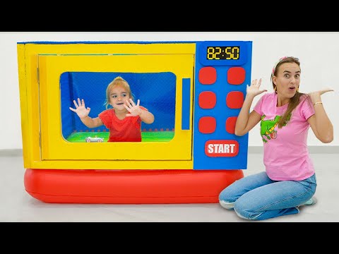 Видео: Алиса и Крис играют в прятки с игрушечной микроволновкой