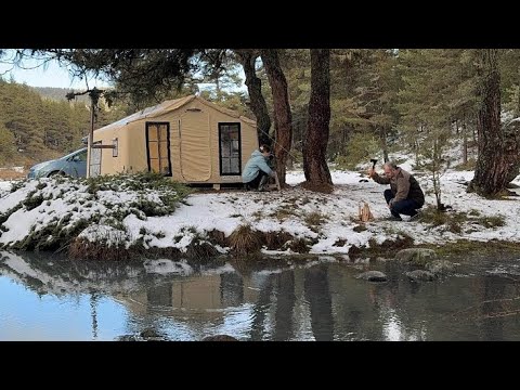 Видео: ПАЛАТОЧНЫЙ КЕМПИНГ В СНЕЖНОЙ СТРАНЕ ЧУДЕС РЯДОМ С ЛЕСНЫМ РУЧЬЁМ
