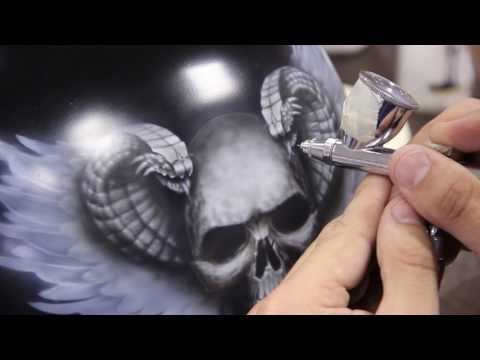 Видео: Аэрография на шлеме. ч.5/6 | Уроки по аэрографии. Дмитрий Осокин.