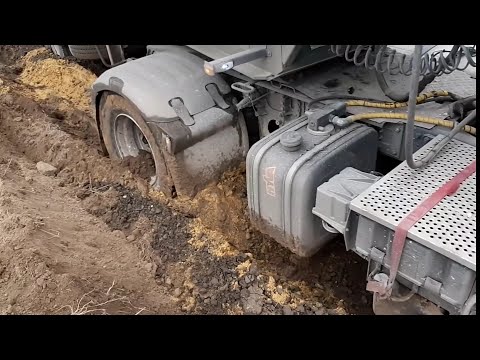 Видео: Вот почему Тягач двух мостовый лучше,Даф утонул в насыпи