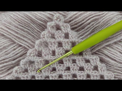 Видео: Схема простого вязания шали крючком для начинающих - Вязаная шаль крючком