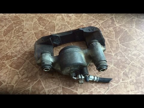 Видео: Замена переднего тормозного суппорта на Mazda Demio