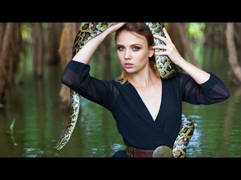 Видео: Фотосессия со змеей