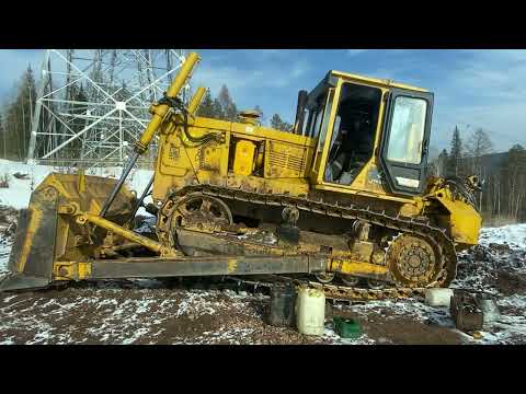 Видео: будни трактористов.Едем на кране снимать бак с бульдозера Б10