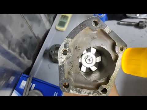 Видео: Ремонт помпы трактора Шибаура (Shibaura).
