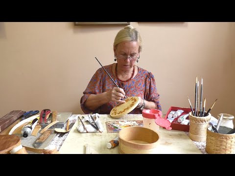 Видео: Мастер-класс по берестяному творчеству «Шкатулка с шишечками»