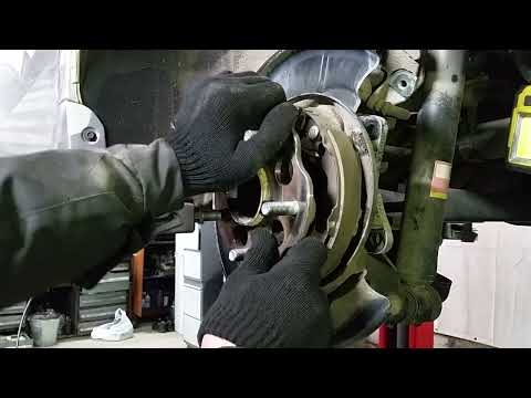 Видео: Toyota Prius  V   2013 год 1.8 Hybrid .  Замена заднего ступичного подшипника.