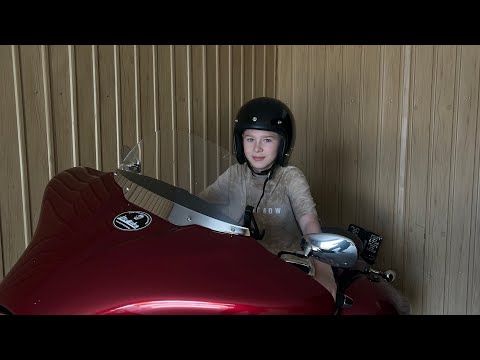 Видео: Замена ламп головного света, установка поворотников на Yamaha Stratoliner