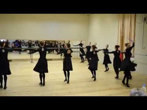 Видео: Танец "Гусеница"