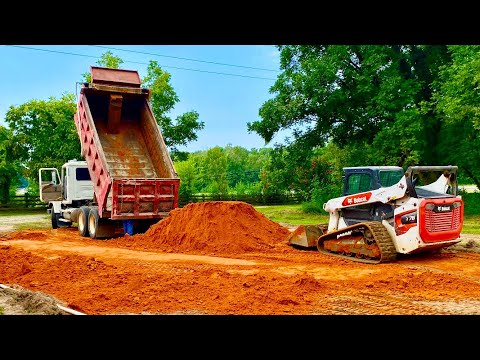 Видео: Строительство домика с помощью мини-погрузчика на нашей ферме