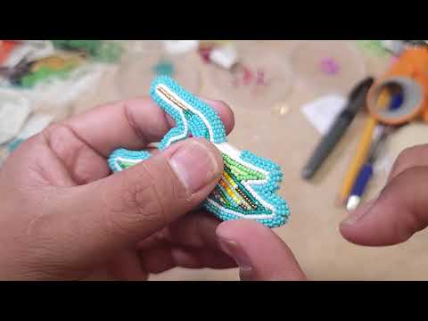 Видео: Отделка края серег в виде колибри стежком.