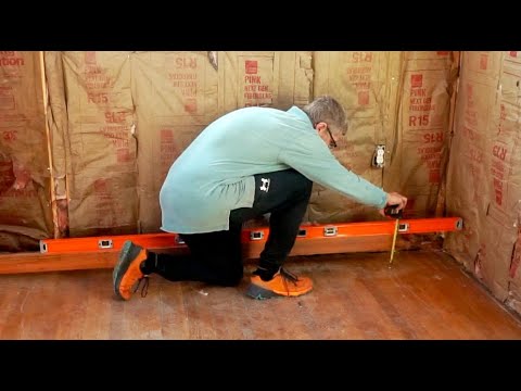Видео: Выравнивание наклонного пола в спальне