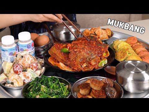 Видео: Мукбанг :) острая тушеная рыба, грибы в соевом соусе, фруктовый салат, кабачки и блинчики с колбасой