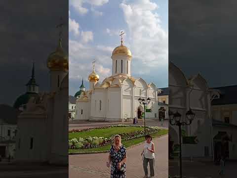 Видео: Сергиев Посад. Площадь с храмами. Храм Сергия Радонежского. Святая вода для питья. Прихожане. Обзор