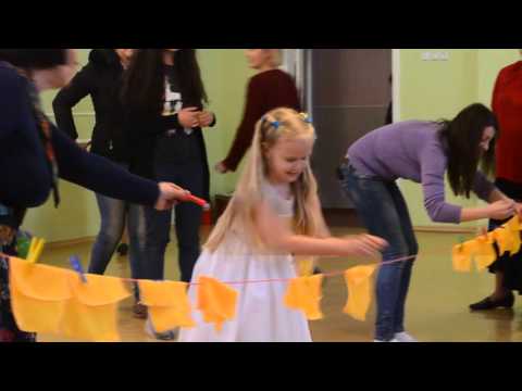 Видео: Игра с мамами на утреннике 8 Марта, старшая  группа