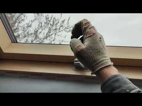 Видео: Установка мансардного окна Факро