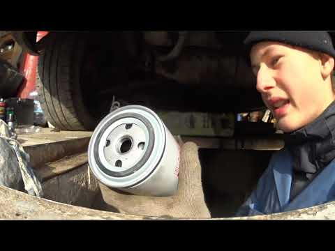 Видео: Замена масла в двигателе автомобиля VW T4