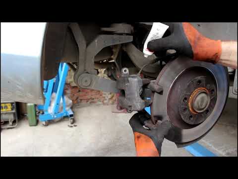 Видео: Замена задних тормозных колодок на Peugeot 407 1,8 Пежо 407 2005 года
