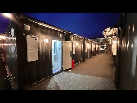 Видео: Остановитесь в отеле из контейнеров
