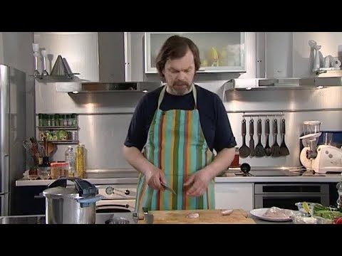 Видео: Зеленые щи с курицей