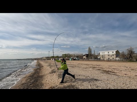 Видео: Тестирование и первичный обзор, нового сёрфового удилища BAUER Invider surf 4,20 тест до 200 гр