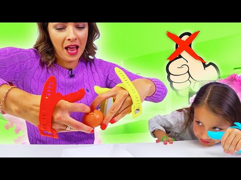 Видео: NO THUMBS CHALLENGE Челлендж БЕЗ Большого Пальца Вика ПРОТИВ Мамы/// Вики Шоу