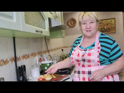 Видео: Куриная печень с яблоками и луком.