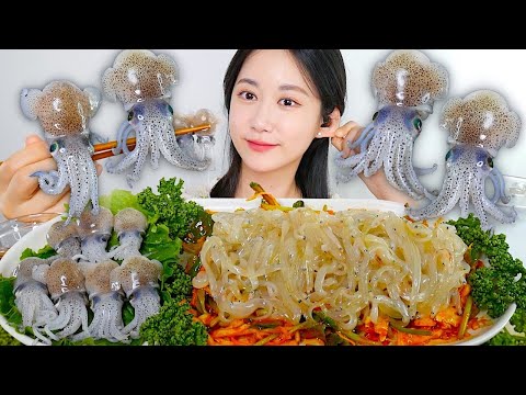 Видео: ASMR MUKBANG | Самая Маленькая Сырая Рыба В Мире + Сырой Кальмар🤪 | eating