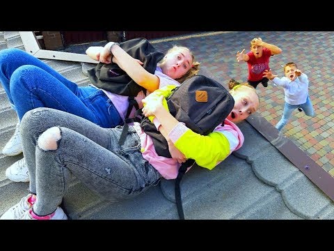 Видео: ЗАБРАЛИ РЮКЗАКИ У Мальчиков!! ЧТО ТАМ!!??