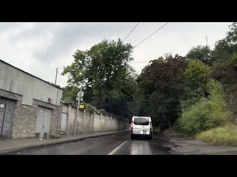 Видео: Дощовий Львів — підйом на Високий Замок | Rainy Lviv Drive to Vysokyi Zamok